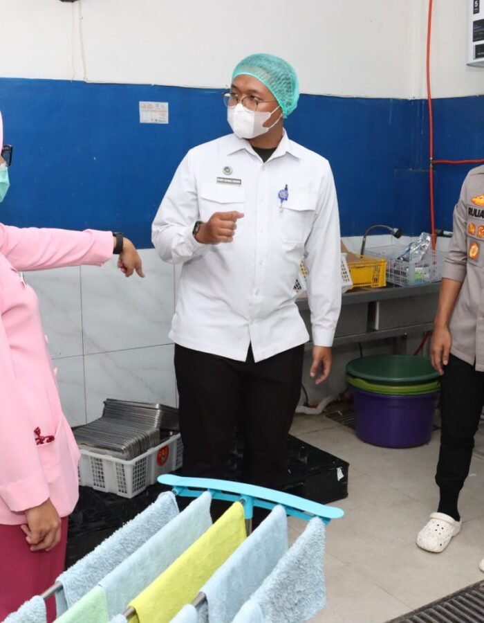 Pastikan Higienis, Kapolres Malang Cek Pilot Project MBG Konsep Prasmanan