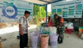 Babinsa Joyotakan Dampingi Pokmas Joyo Gumregah dalam Pengelolaan Sampah di Pusat Pengolahan Sampah