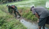 Cegah Genangan Dan Optimalkan Irigasi, Babinsa Koramil 0808/20 Sananwetan Gotong Royong Bersihkan Aliran Air Lahan Padi