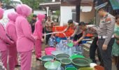 Polres Pasuruan Bersama Bhayangkari Salurkan Air Bersih dan Bansos untuk Warga Jatiarjo